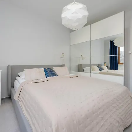 Family With Parking In By Renters Apartman