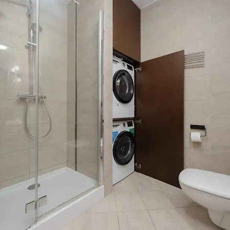 Family With Parking In By Renters Apartman