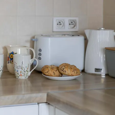 Family With Parking In By Renters Apartman *